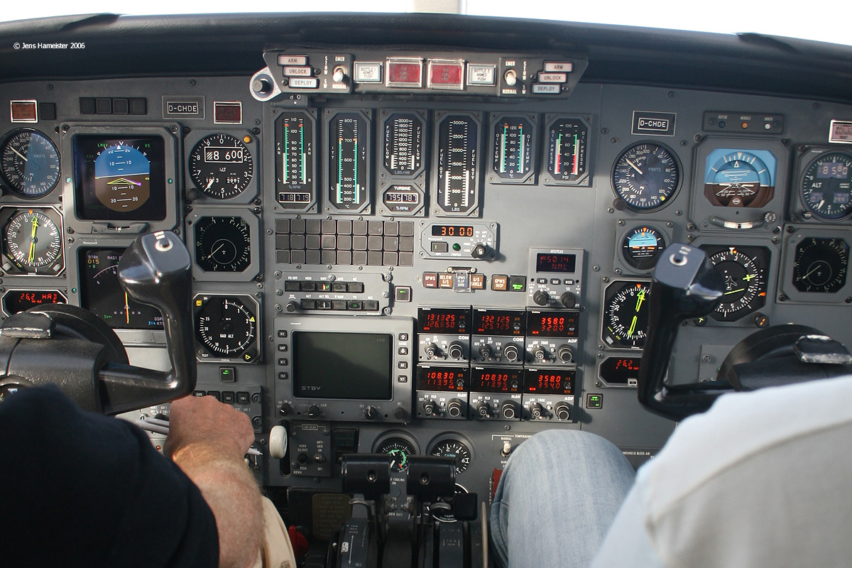 Cockpit_D-CHDE_1200.jpg